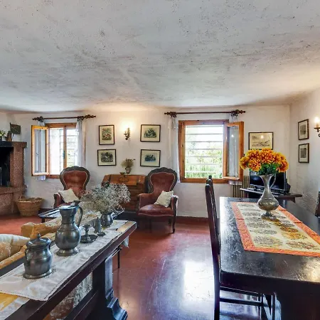 בית נופש Spacious In Veneto Crespano del Grappa