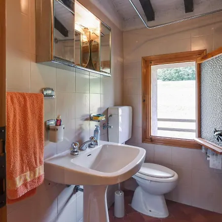 בית נופש Spacious In Veneto Crespano del Grappa