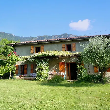 בית נופש Spacious In Veneto Crespano del Grappa